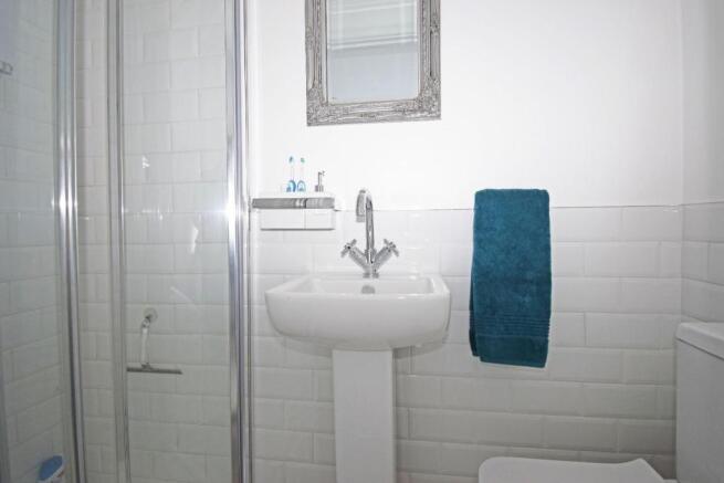 39 Pine Grove, bed 1 ensuite.jpg