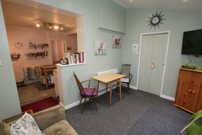 GARDEN ROOM / INFORMAL LOUNGE