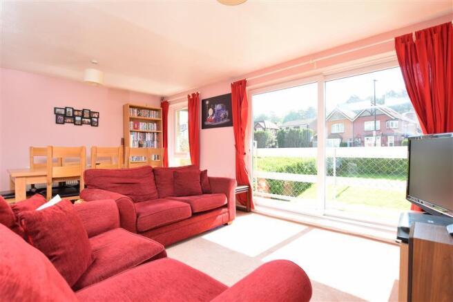 Lounge/Dining Area
