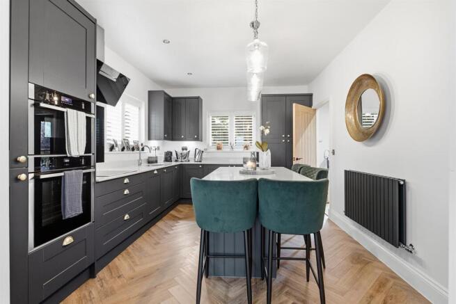 5 bed Detached for sale Image 5