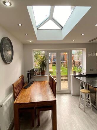 KITCHEN/DINING AREA