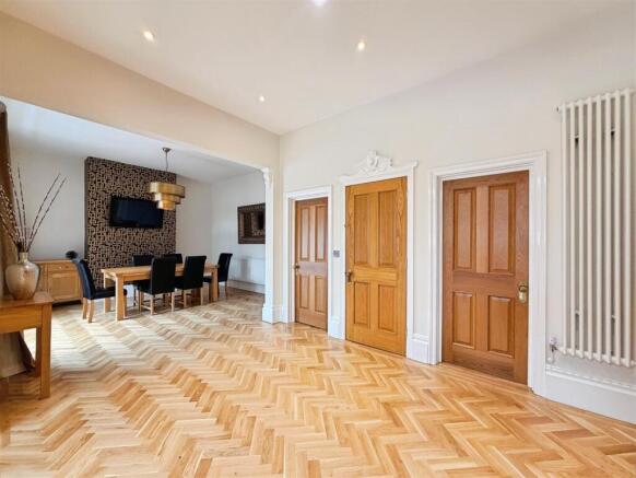 6 bed Detached for sale Image 10