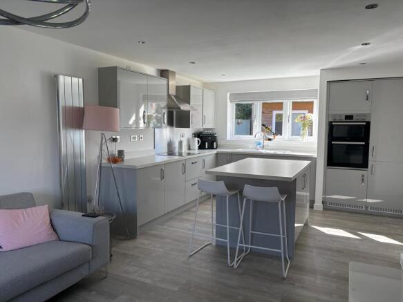 4 bed Detached for sale Image 4