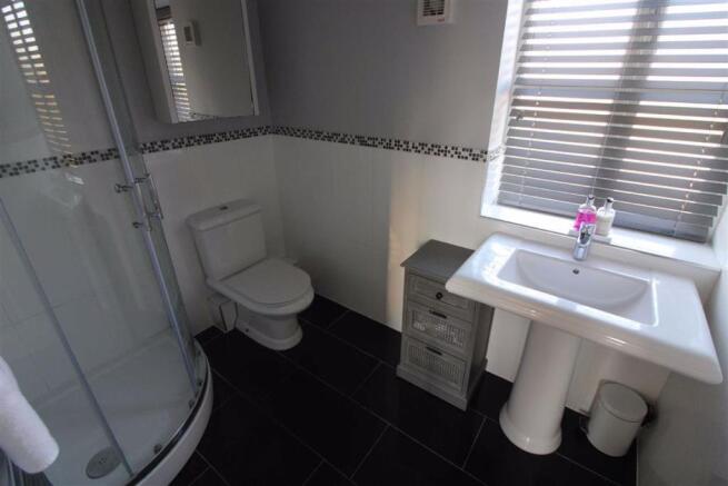 EN-SUITE SHOWER ROOM
