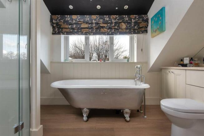 ENSUITE BATH/SHOWER ROOM