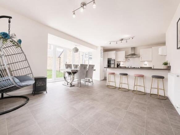 4 bed Detached to rent Image 5