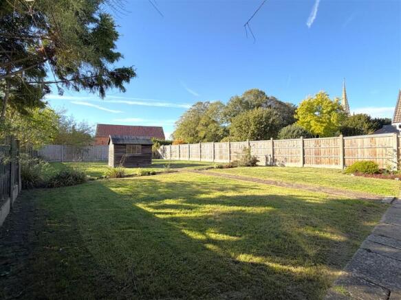 Generous Private Garden 989
