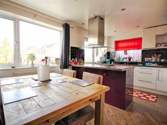 KITCHEN /DINING ROOM
