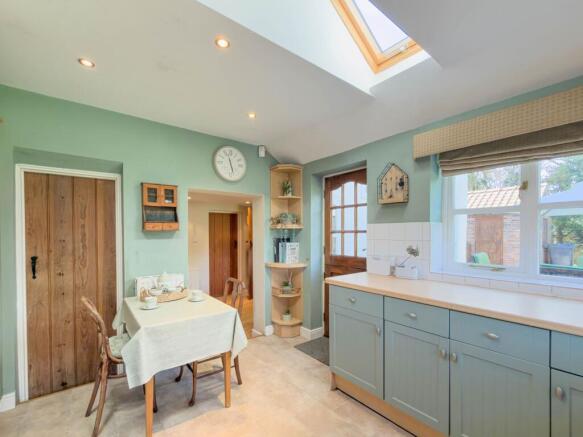 4 bed Detached for sale Image 11