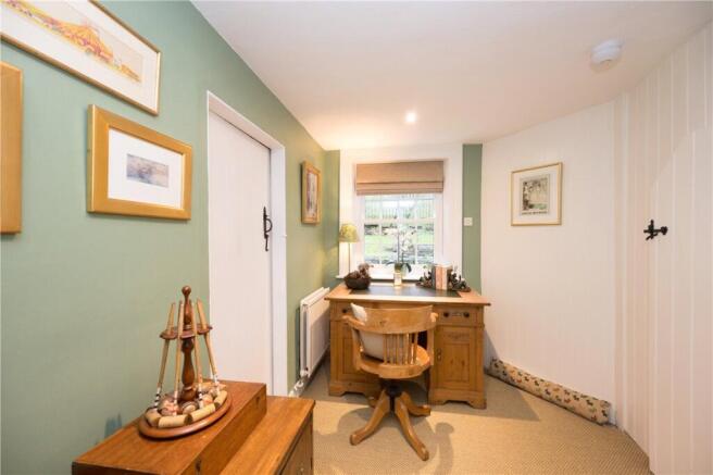 6 bed Detached for sale Image 9