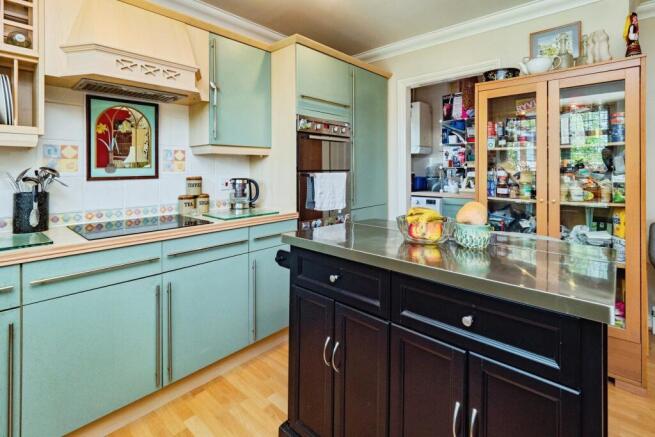 4 bed Detached for sale Image 8