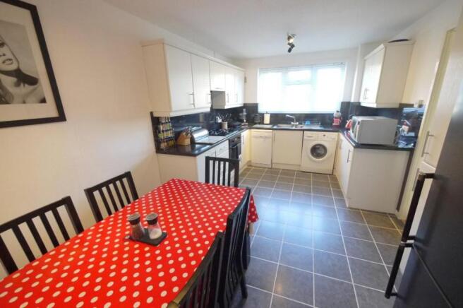 KITCHEN/DINING ROOM: