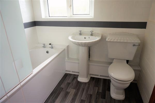 FAMILY BATHROOM :