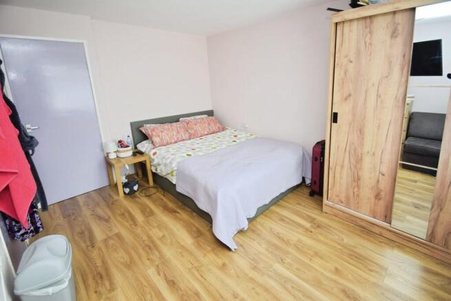 bee3a4eb-Bedroom