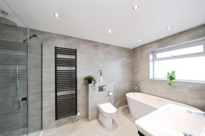 5 bed Detached for sale Image 5