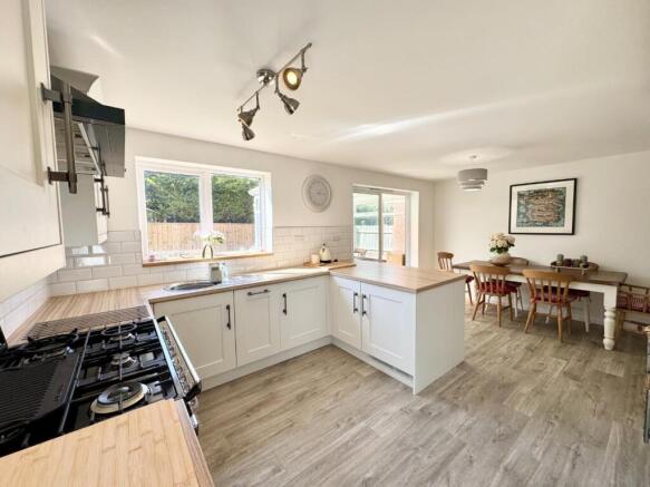 4 bed Detached for sale Image 7