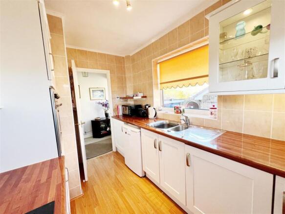 Kitchen 2.jpg