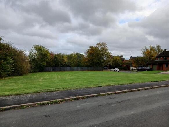 Birchfields Crescent, LEEDS photo 3