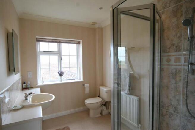 EN-SUITE SHOWER ROOM