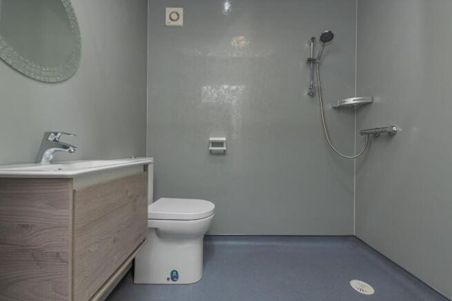 17. Shower Room.jpg