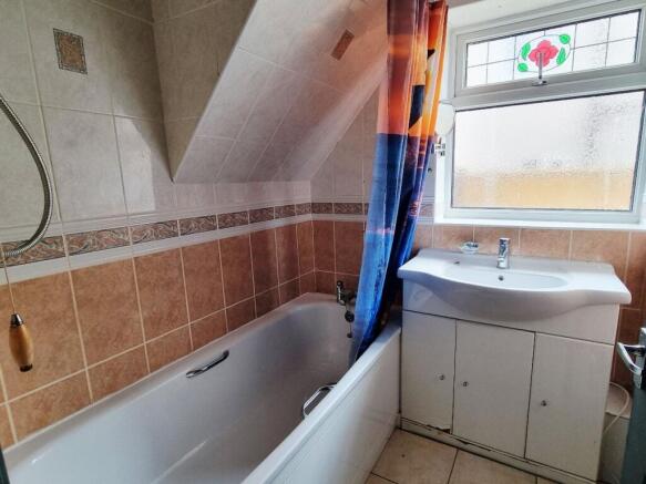 3 bed Semi-Detached to rent Image 5