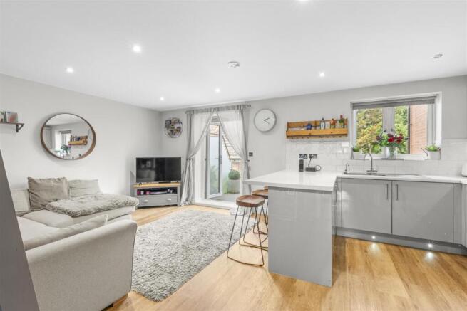 Flat 4, 77 London Road, HP11 1BN-6.jpg