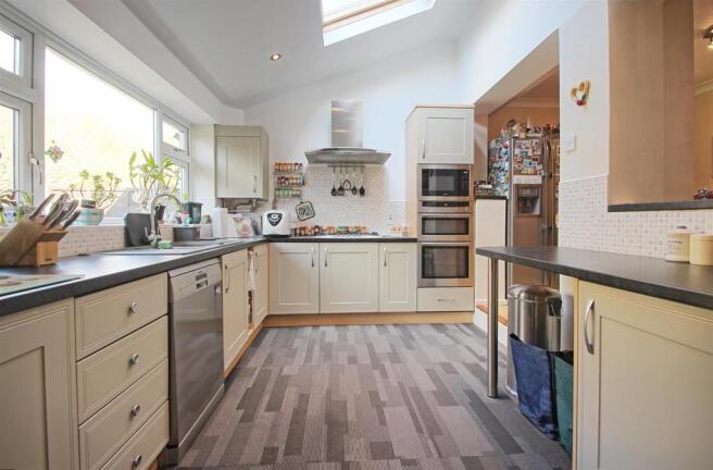 KITCHEN/BREAKFAST ROOM