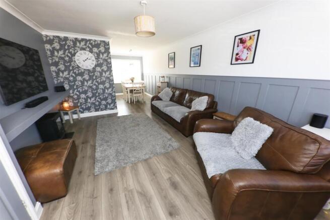 OPEN PLAN LOUNGE & DINING ROOM