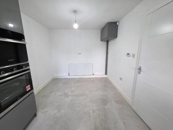 4 bed Semi-Detached to rent Image 4