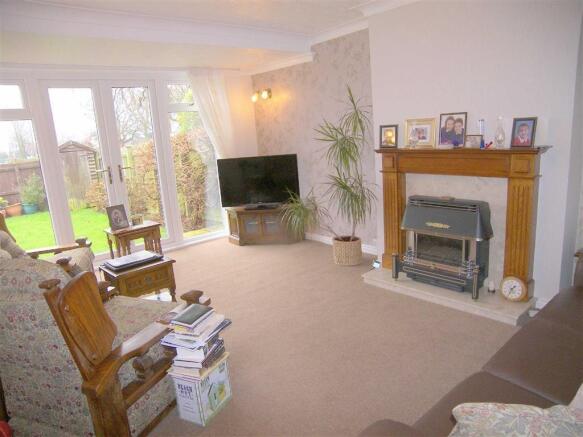 LOUNGE TO THE REAR