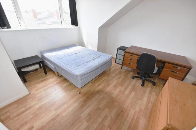 4 bed House to rent Image 10