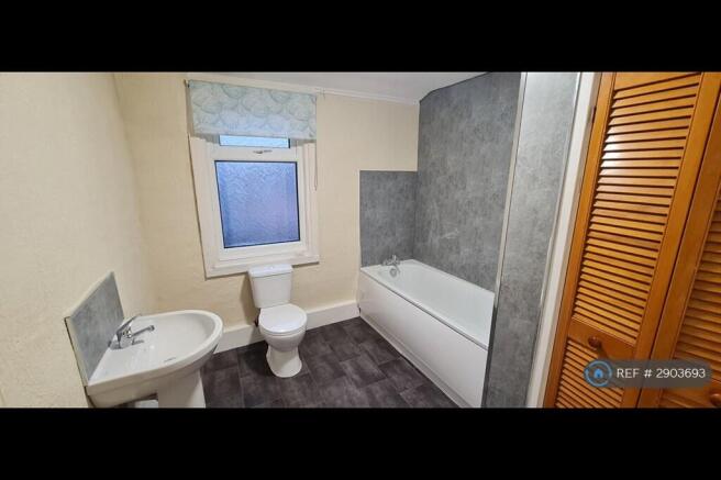 2 bed Terraced to rent Image 4