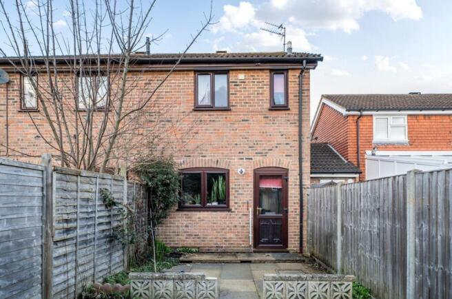 Grenadiers Way, Farnborough photo 4