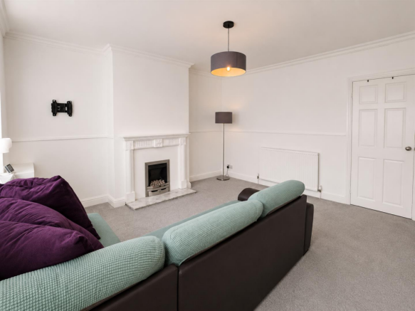 2 bed Terraced to rent Image 6