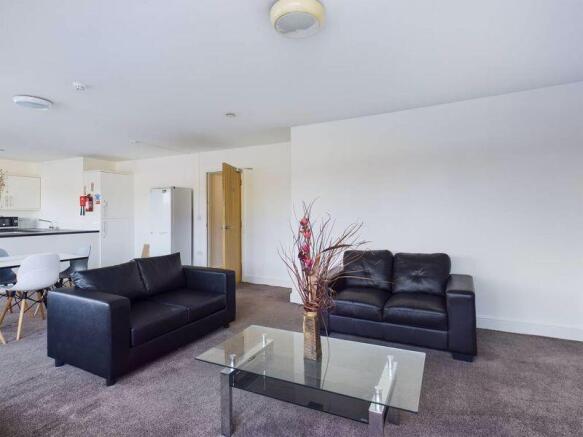 6 bed Apartment to rent Image 4