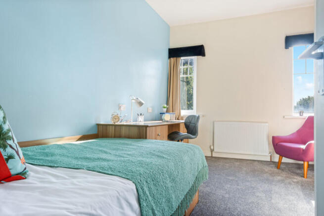 4 bed House to rent Image 6