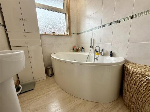 5 bed Detached for sale Image 11