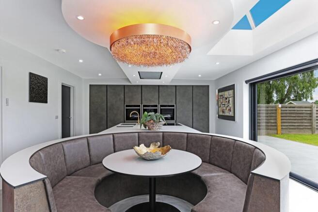 6 bed Detached for sale Image 7