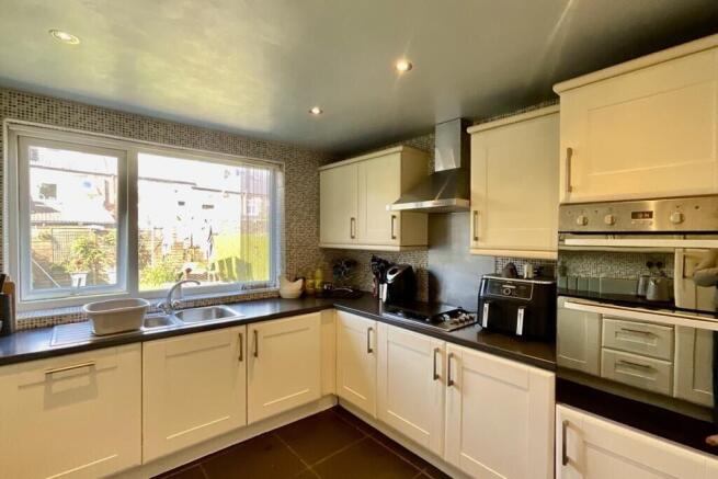3 bed Semi-Detached to rent Image 9