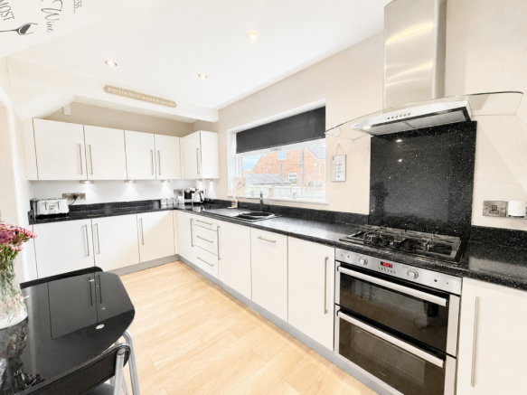 3 bed Semi-Detached for sale Image 5
