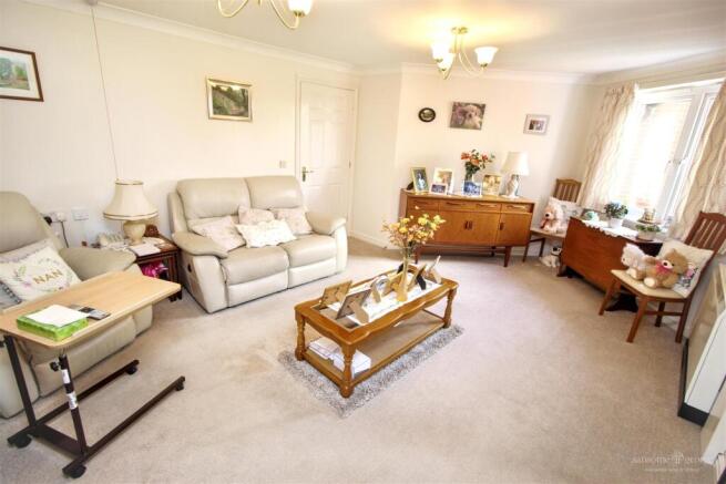 Chieveley Close, Tilehurst, Reading photo 4