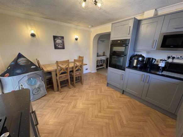3 bed Semi-Detached for sale Image 4