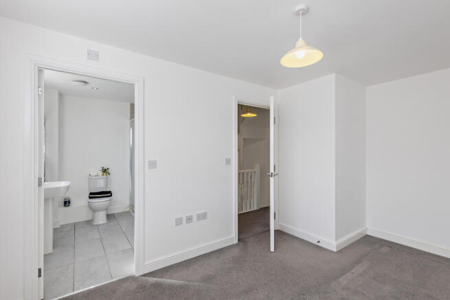 4 bed Link Detached House for sale Image 12