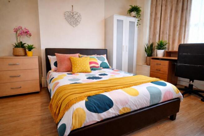 Bright, well-kept double bedroom with a pattern...