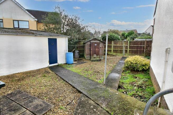 Garden to side and store shed