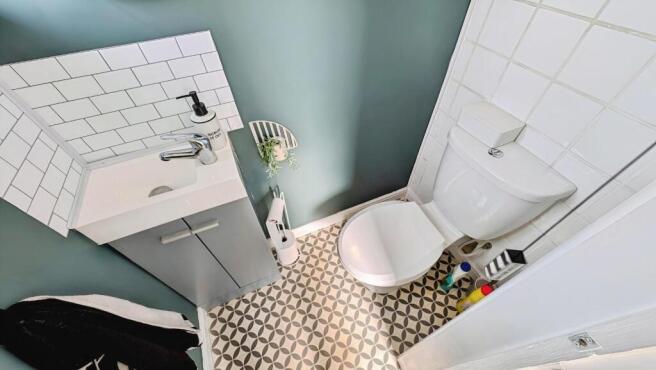 98 Finch cloakroom 2.jpg