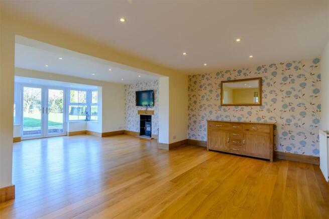 8414492-interior10.jpg