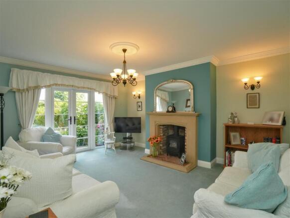 5 bed Detached for sale Image 4