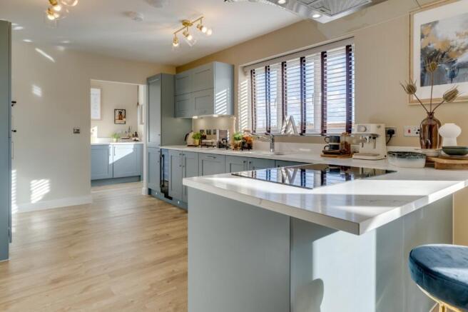 5 bed Detached for sale Image 4