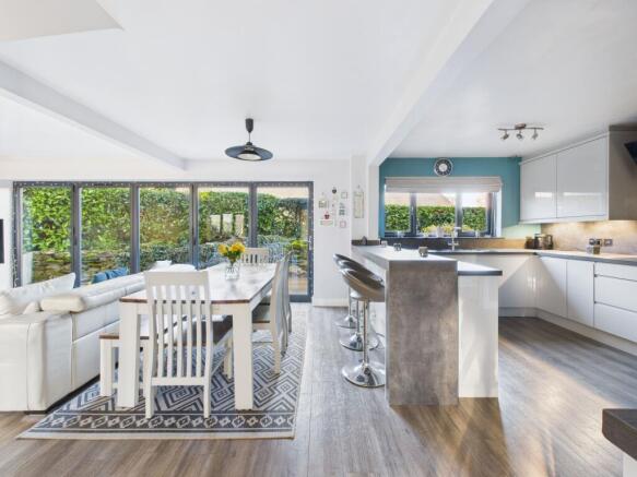 2. CAM04922G0-PR0104-STILL005